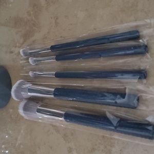 Set of 5 makeup brushes